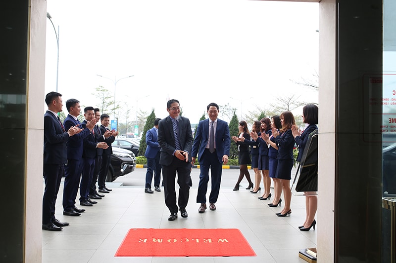 Ngài Toru Kinoshita Tổng giám đốc Toyota Motors Việt Nam đến thăm đại lý Toyota Long Biên