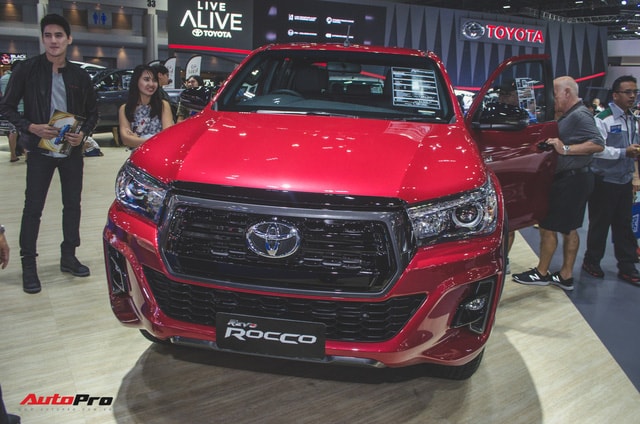 Toyota Hilux Revo Rocco cạnh tranh Ford Ranger Wildtrak và Mitsubishi Triton Athlete